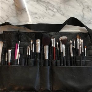 25 pro makeup brushes + a professional makeup bag